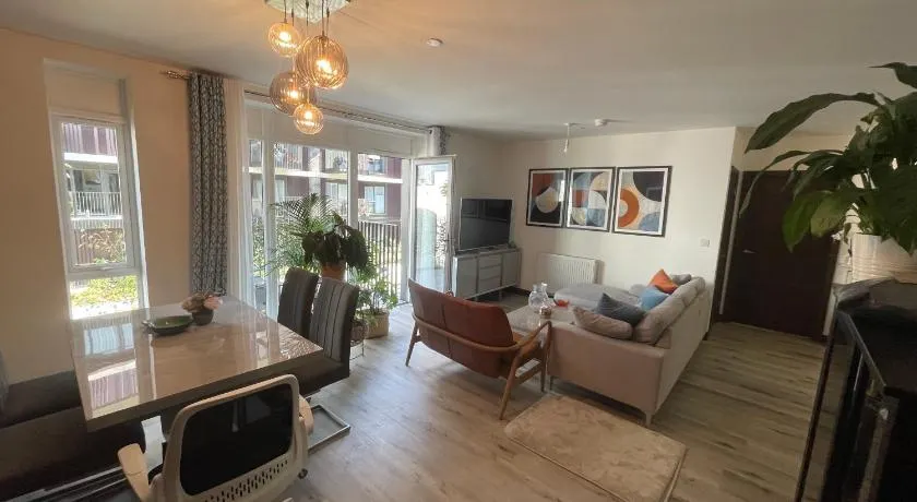 Stunning Spacious Double Room in a Modern shared Flat - Image 1