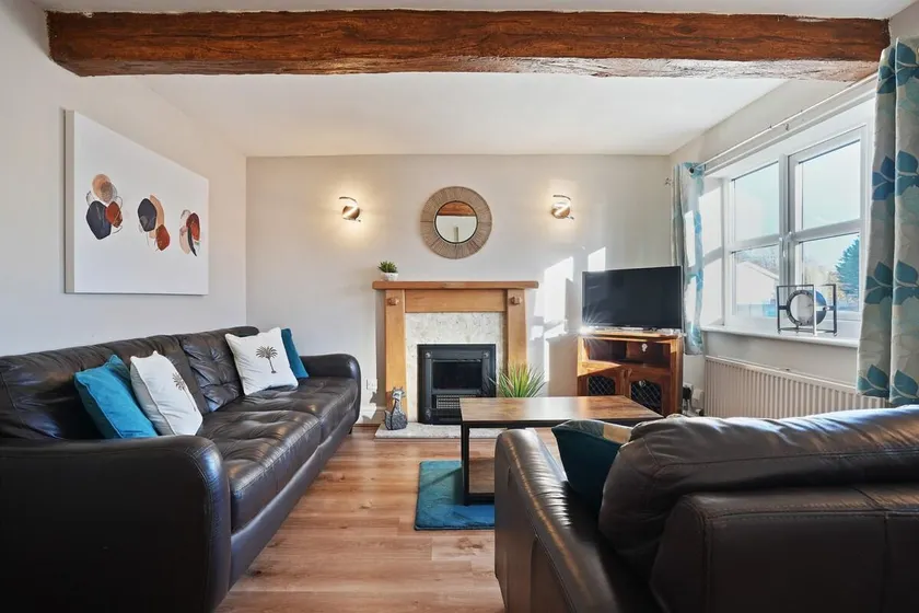 Cottage Cross by YourStays - 2 Bedroom Cottage in Macclesfield - Image 1
