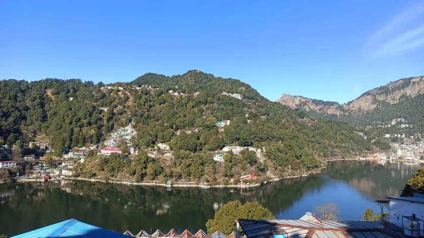 Gayatri Niwas Luxury Room - Lake Mountain View - Image 1