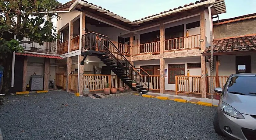Casa Vieja Alba Inés con Estacionamiento Buga - Image 1