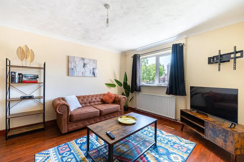 Spacious & Elegant 3BR Home Near Ipswich City Centre - Image 1
