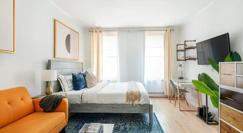 1597-7 Luxury Upper East Studio W&D in unit - Image 1