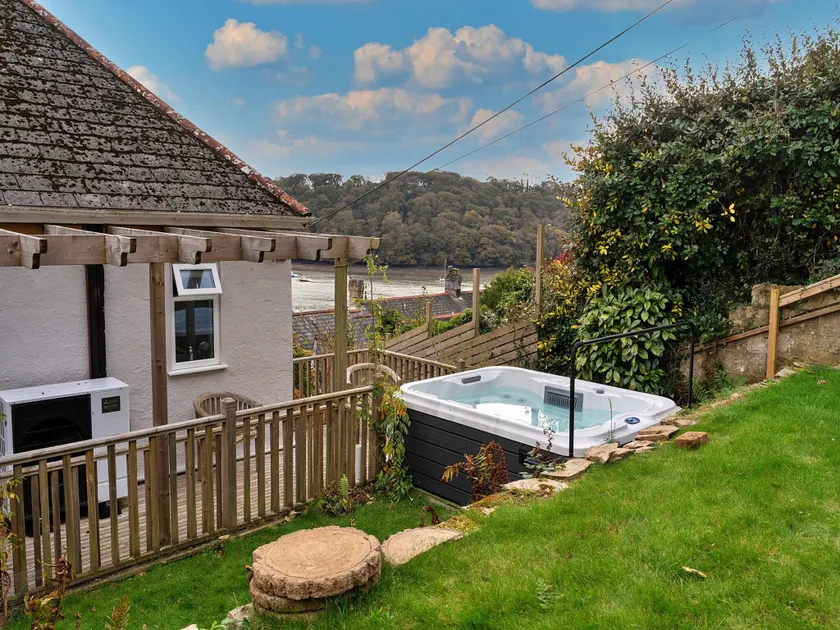 House in Malpas with Creek Views  Hot Tub - Image 1