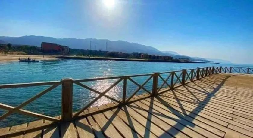 شاليه 3 غرف قريه بلومار الدوم عائلات للإقامة يطلب موافقه امنيه قبل 48 ساعه من الاقامه - توجد مصاريف لبوابة القرية - استهلاك الكهرباء على العميل - Image 1
