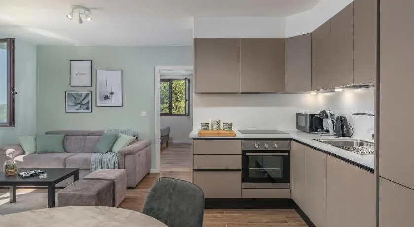 JUST RENOVATED stylish 2 bedrooms apartment only a few steps from the beach! - Image 1