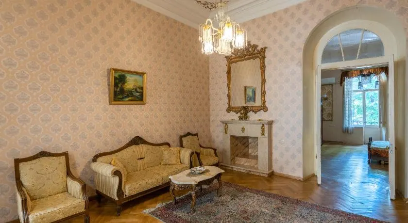 Leon Rooms - Image 1