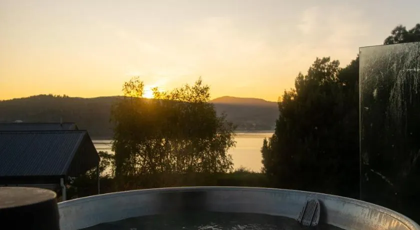 Woodland Bay Retreat-Hot tub,Sauna and Bayview Retreat - Image 1