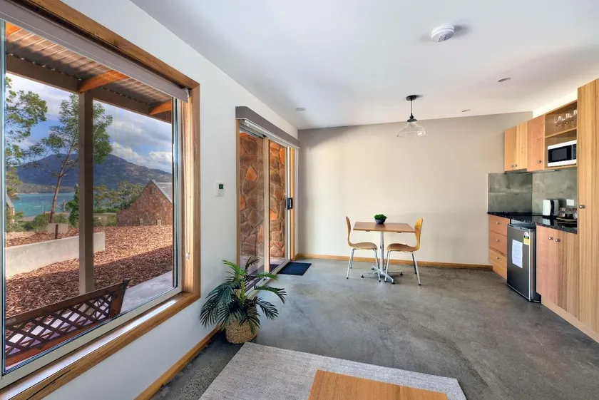 Freycinet Stone Studio è un monolocale di nuova costruzione con vista sull'oceano e sulle montagne. - Image 1
