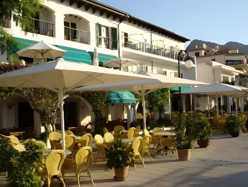 Hotel Sis Pins - Image 1