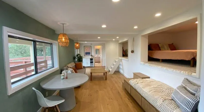 Apartment with Private Deck & Mountain Views - Image 1