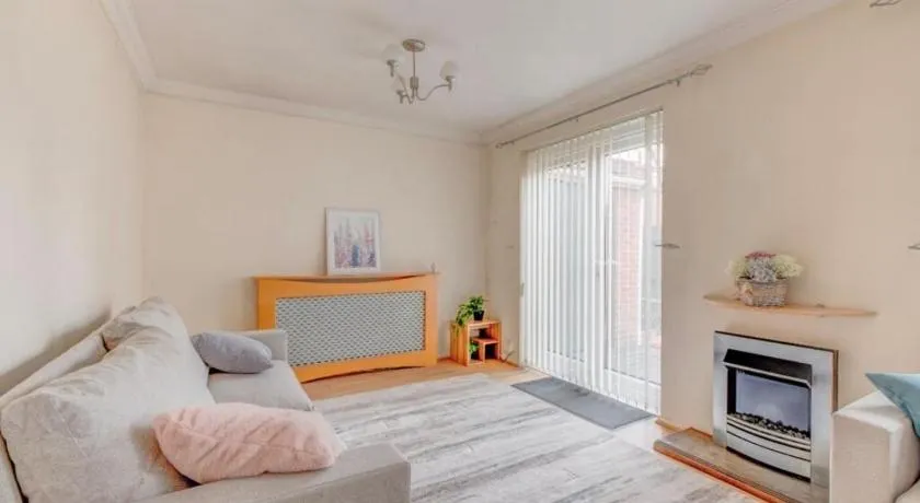 Cosy 3BR Home in Redditch - Sleeps 6 - Image 1