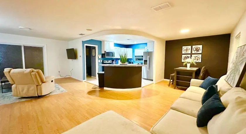 Luxurious Cottage With Full Yard Near The Beach - Image 1