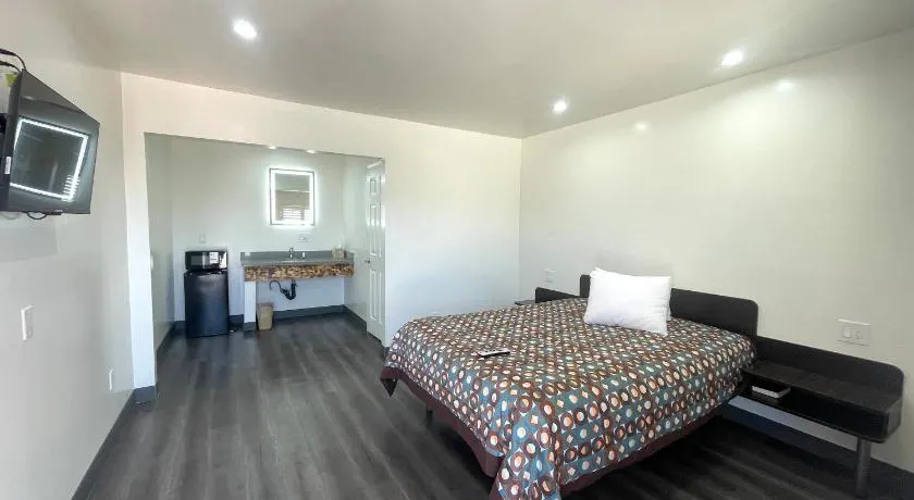 Newport Bay Inn - Image 1