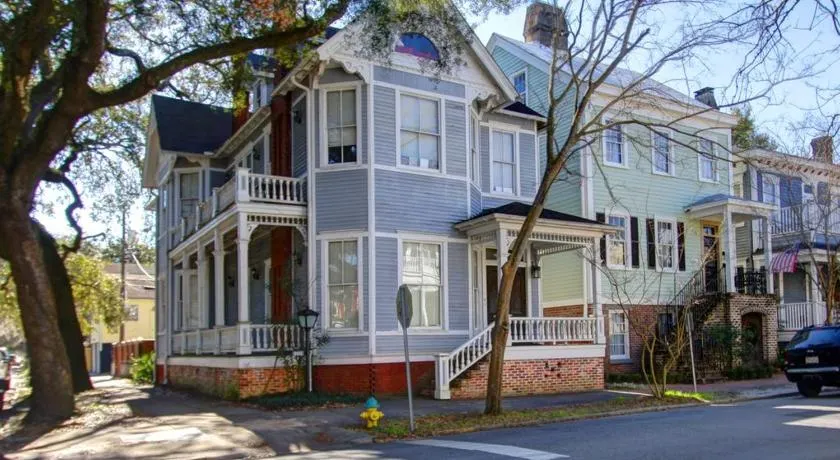 The Big Blue House Upper - Gå til Forsyth Park, WiFi, og familievenligt - Image 1