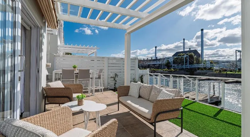 Sunny Dry Mill Apartment on Thesen Islands - Image 1