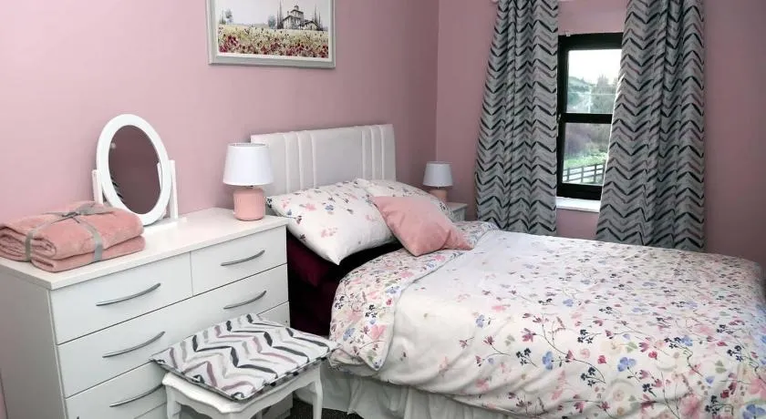 3 Bed Farmhouse - Sleeps 6 - Wifi - free Parking - Image 1