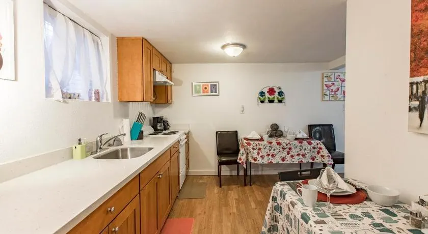 Seattle Urban Village- Unit B- Lago Vista- Lake Union- Sleeps 6 - Image 1