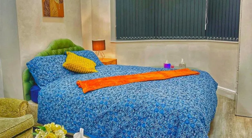 Cozy and Spacious Room Two Double Beds Free WiFi and Parking - Image 1