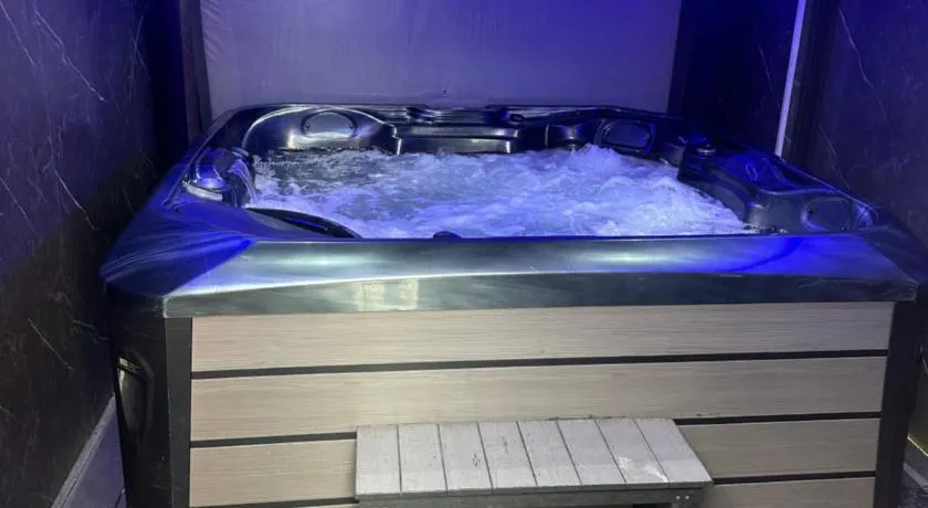 Hot tub hideaway - Image 1