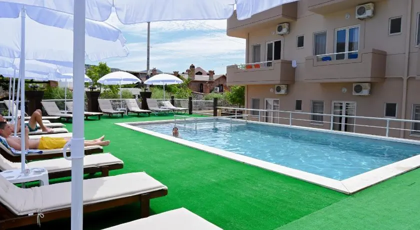 Max Kriti Hotel - Image 1