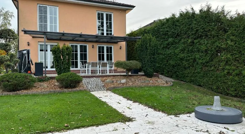 Stadtvilla in Leipzig 7 Personen 3 Schlafzimmer 2 Bäder Garten und Terrasse zentral gelegen Messe Innenstadt Seen - Image 1