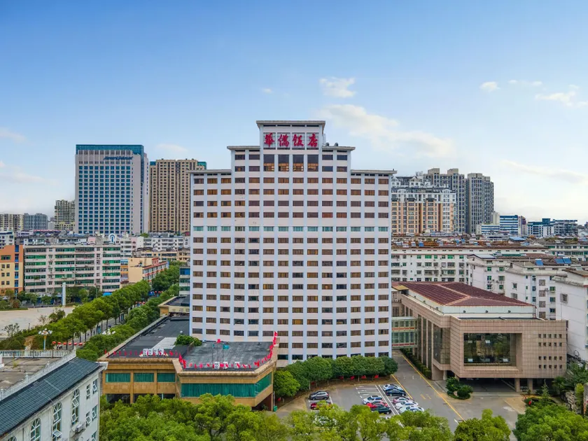 Huaqiao Hotel - Image 1