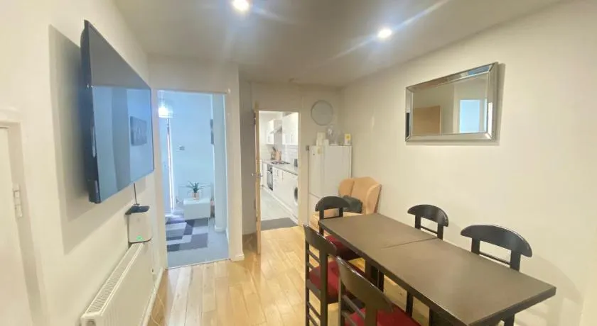London Luxury House with 5 Bedrooms - Image 1