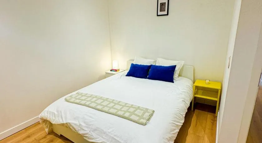 Lovely 1BR & 1LR Apt for 4P, Only 15 Min Walk to City Center - Image 1