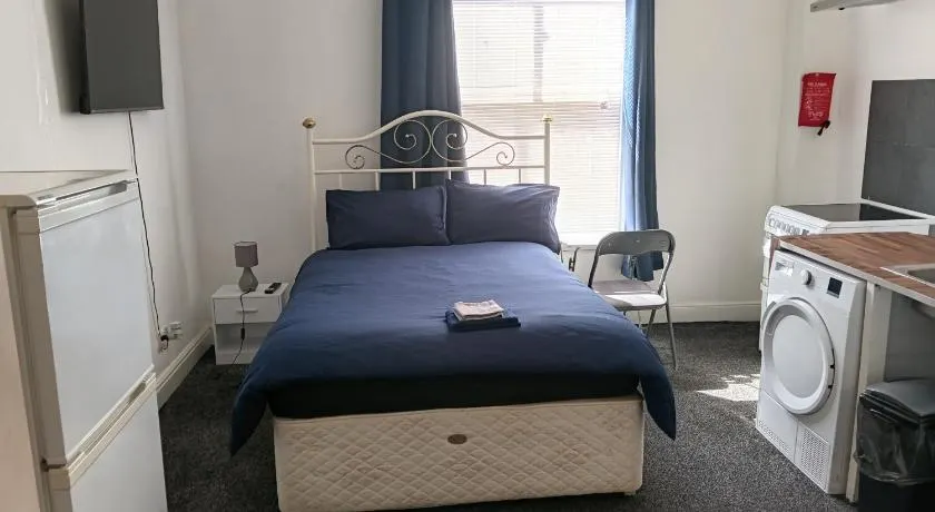 Studio Sleeps 2 near Priory Woods - Image 1