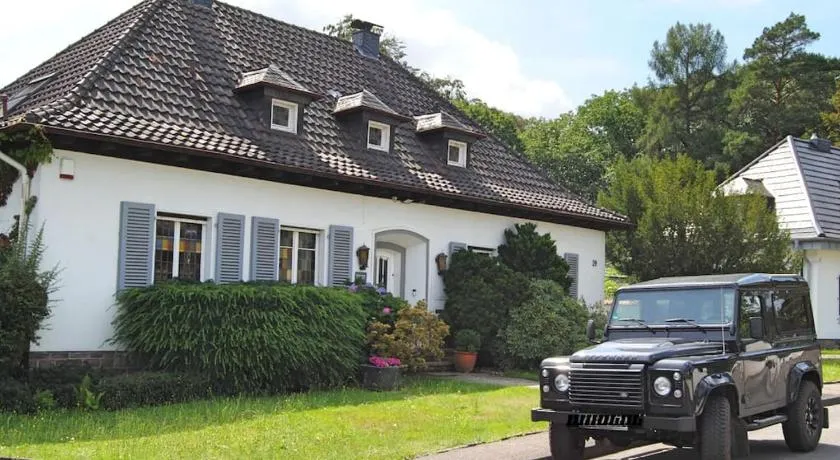 Exklusive Villa am Wald mit Garten, Waldzugang und Sauna - Image 1