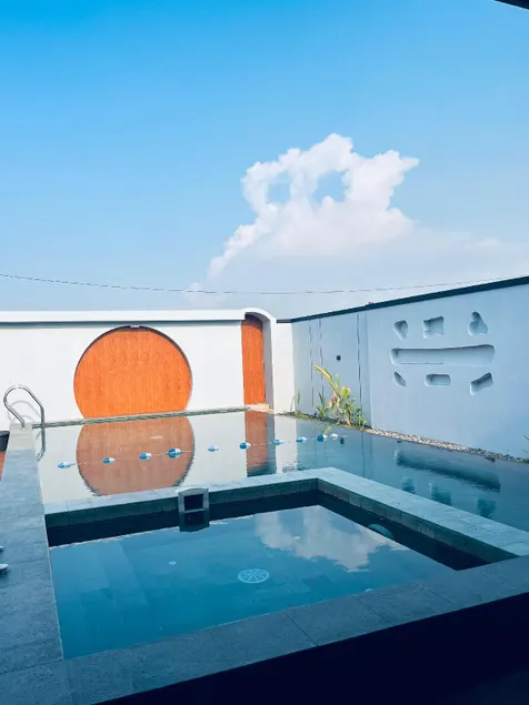 Lora House - Image 1