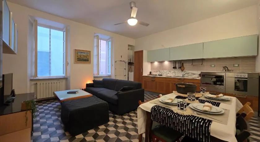 Old Town, Spacious Flat by the Sea and WiFi - Image 1