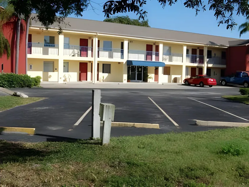 Lakeview Inn & Suites Okeechobee - Image 1
