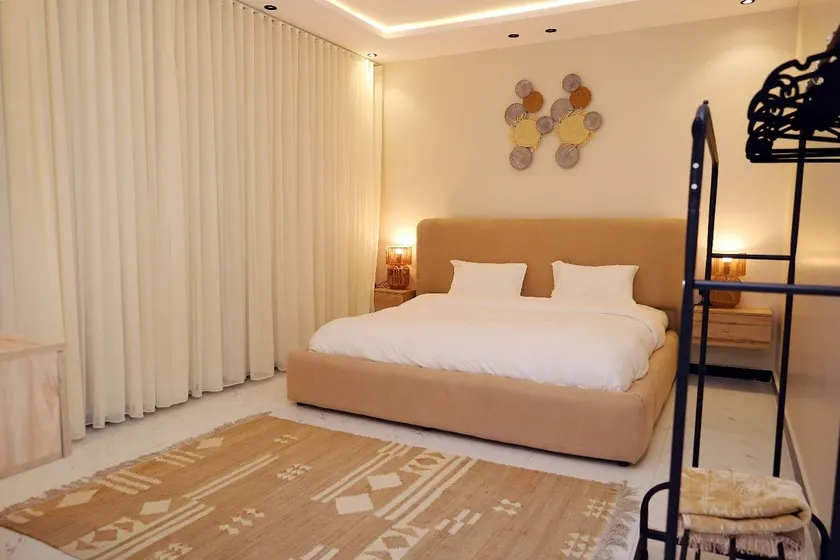 شقة فاخرة vip دور ارضي ثلاث غرف - وصول ذاتي - Image 1
