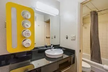 Motel 6 Terre Haute - Image 1