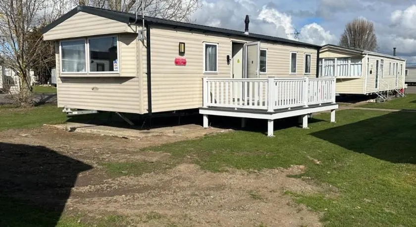 6 Beds 2 Sofa bed Family friendly - unlimited Wi-Fi, Warm, Cozy Sun decking Caravan at Seawick Holiday Park - Image 1