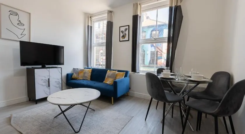 2 Bedroom Flat in the heart of Southend Sleeps 6 - Pass the Keys - Image 1