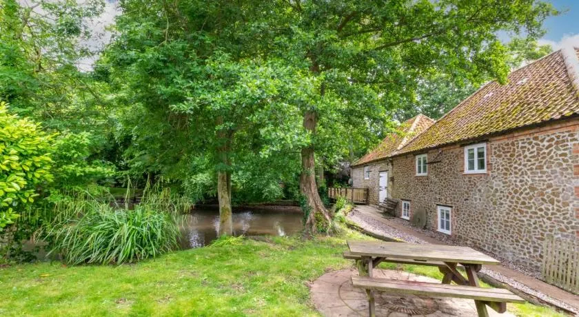 Snettisham Watermill Pet Friendly Historic Listed Property - Image 1