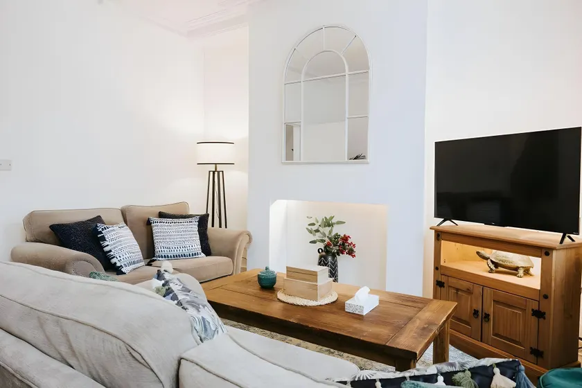 Central 3BR Home with Garden, Fast WiFi & Smart TV, Sleeps 6, Ideal for Contractors & Families - Image 1