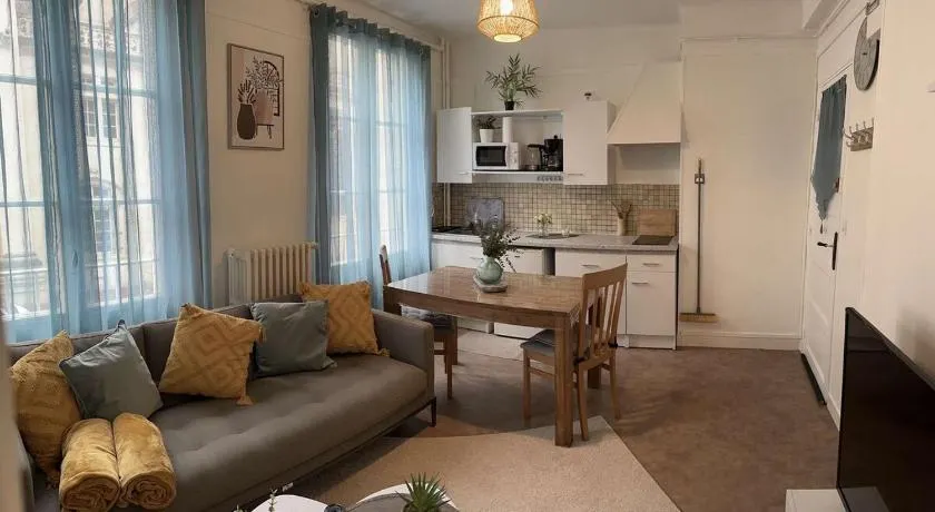 Bright and renovated 2-room apartment, Center - Image 1