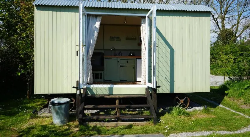 Apple Tree Hut - Image 1