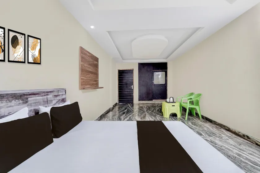 SPOT ON by OYO 777 Hotel Rooms Bankpur Mod Bus Stop - Image 1