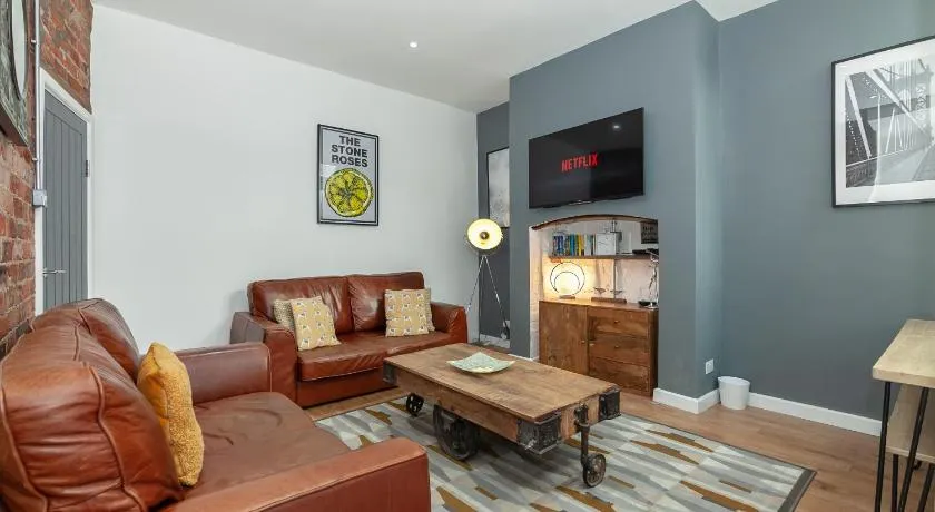 Park House - Large 3 Bedroom Victorian House, 10 Mins from Manchester - Image 1