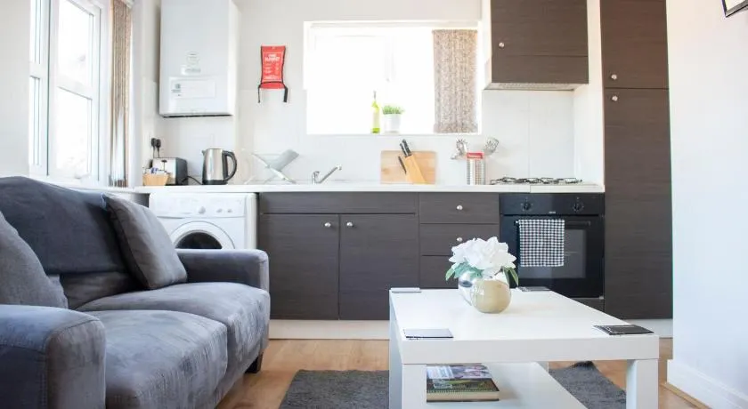 Large 1st Floor Open Plan Apartment - Image 1
