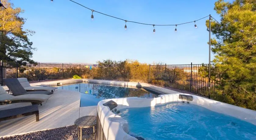 Piscine chauffée ~ Jacuzzi ~ Vues panoramiques ~ Séjour de luxe - Image 1