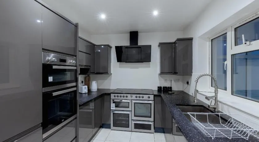 Modern 3 Bedroom House in Peterborough PE3 with Garden & Free Parking Near City Hospital Perfect for Contractors and Family with Long or Short Stay - Image 1