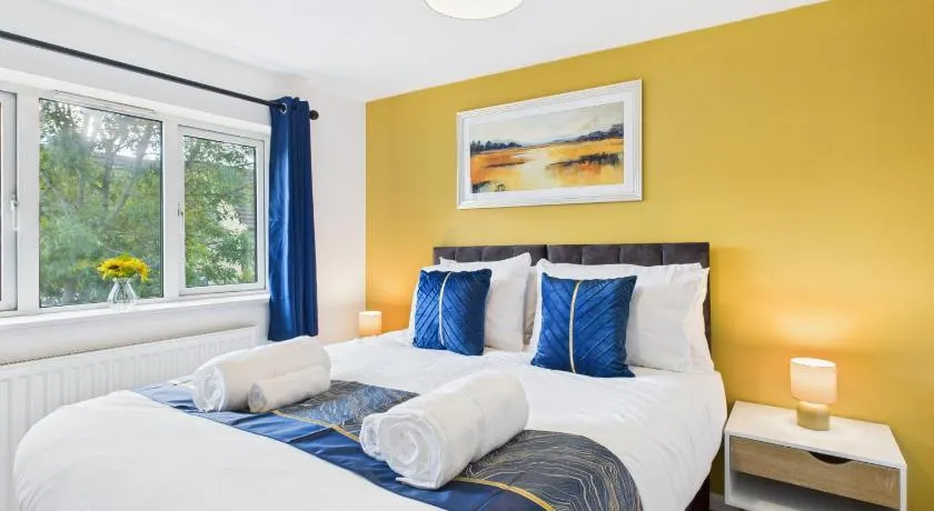 The Cornfields by Signature Stays - Parking - Modern - Quiet Location - Image 1