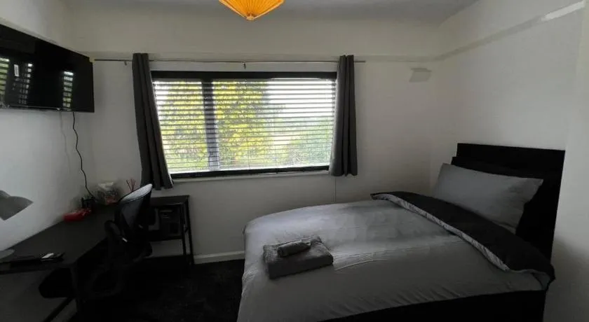 Quiet 2-Bed with Private Garden and Drive - Image 1
