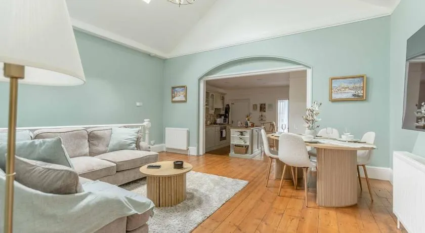 Stylish 2BR Steps from Windsor Castle and High St - By Tempstay - Image 1