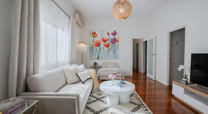Lux 4B Queenslander by The Gabba - Image 1